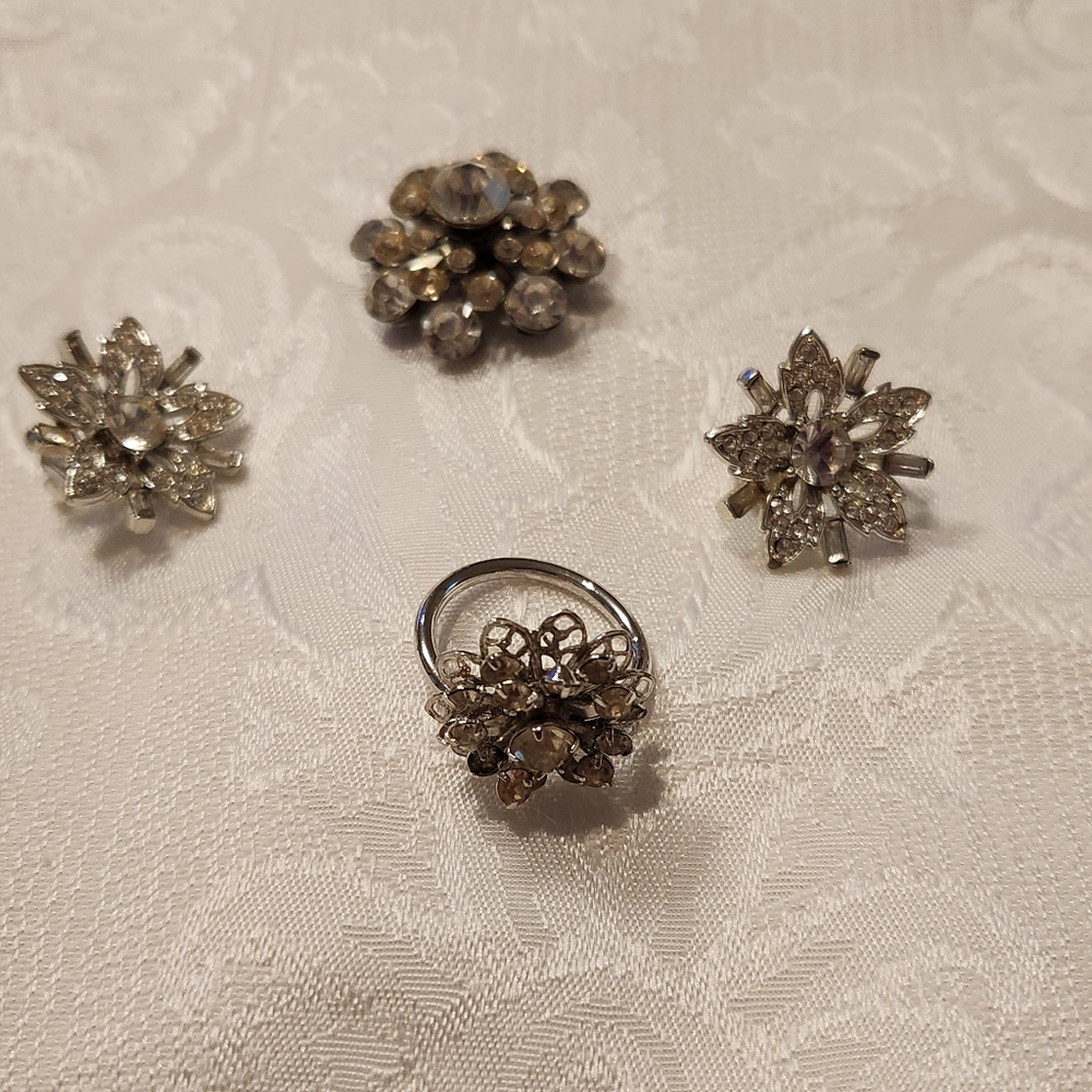 Vintage jewelry set: earrings (Lisner), brooch and ring (Sarah Cov)